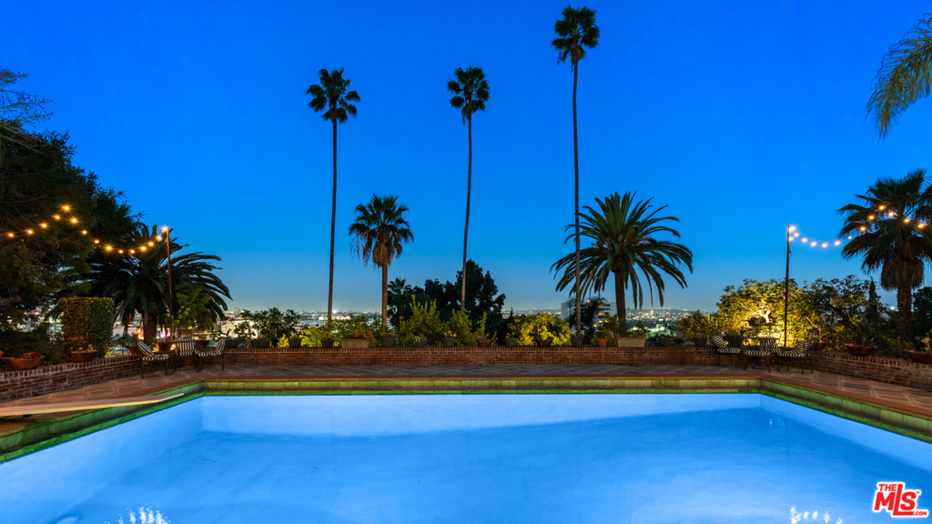 2003 La Brea Terrace