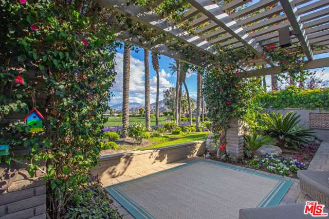 4 Trinity Court, Rancho Mirage CA: https://media.crmls.org/mediaz/54a00fc9-064f-4a9a-888e-f6cc71820467.jpg
