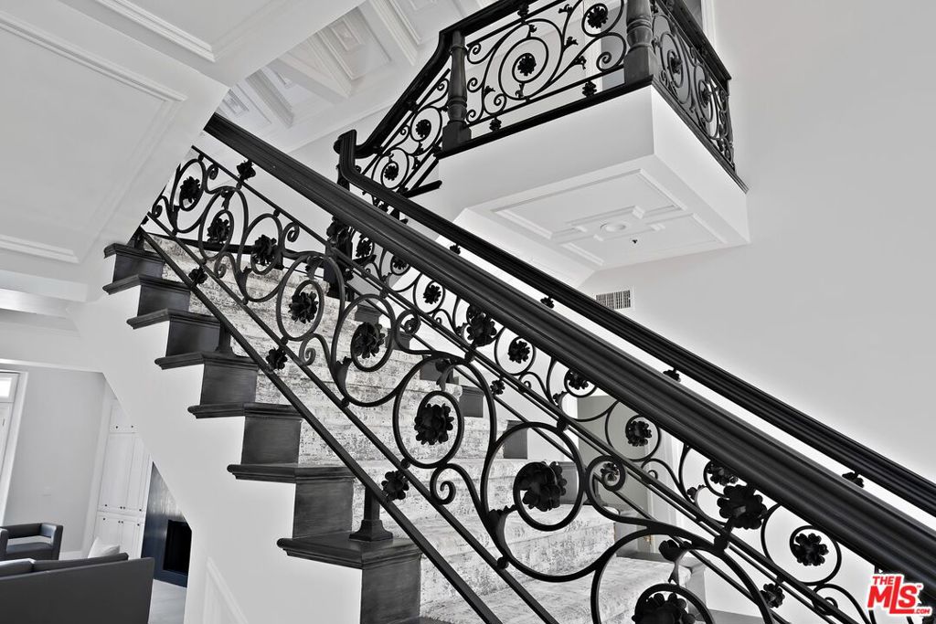 https://media.crmls.org/mediaz/54a06831-1b1d-4ea0-926a-41fcf9b96d6d.jpg?preset=X-Large