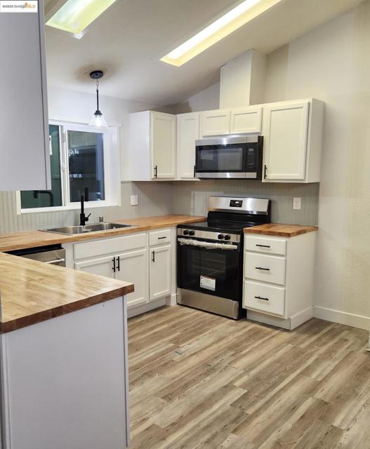 343 Alcott Ct, Bethel Island CA: https://media.crmls.org/mediaz/54a1f016-bb00-4b00-903c-f8ed7dccd5d5.jpg