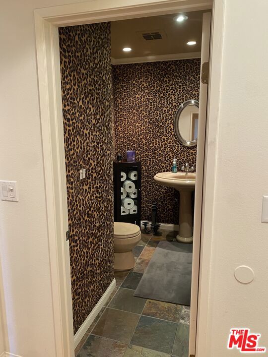 8455 Fountain Avenue, West Hollywood CA: https://media.crmls.org/mediaz/54a237f3-0854-4b7d-bc57-f1842c677636.jpg