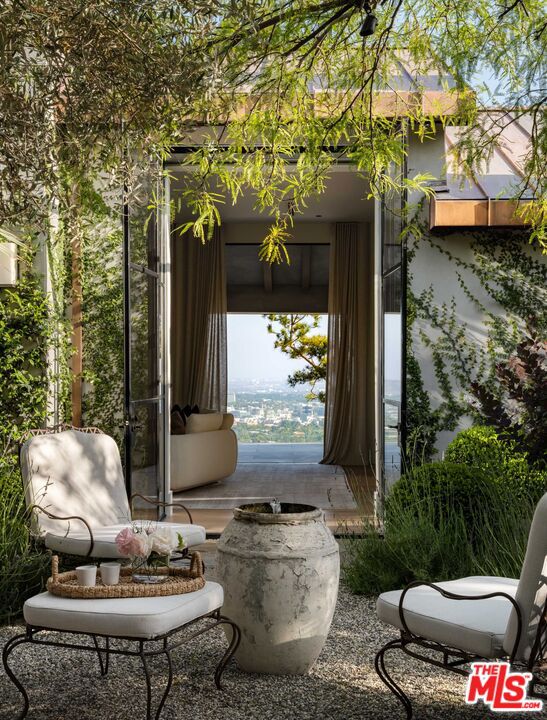 9360 Readcrest Drive, Beverly Hills CA: https://media.crmls.org/mediaz/54a2bec8-3c10-4eb0-bd9c-82dbc4362802.jpg
