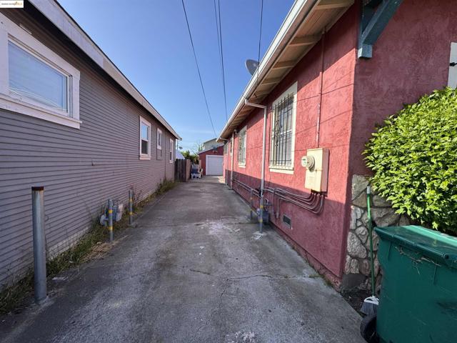 1953 102nd Ave, Oakland CA: https://media.crmls.org/mediaz/54a3f8e3-112c-4f94-9048-056ecdb00522.jpg
