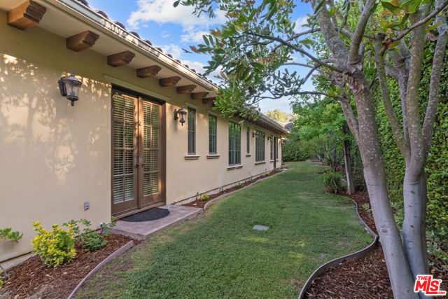 3697 Benedict Canyon Lane, Sherman Oaks CA: https://media.crmls.org/mediaz/54a4243d-c6d7-4592-ada8-462fb651b3c1.jpg
