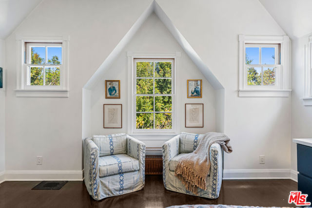 233 S Saltair Avenue, Los Angeles CA: https://media.crmls.org/mediaz/54a4f7b2-6a7b-4e36-ab95-670bf80ef21a.jpg