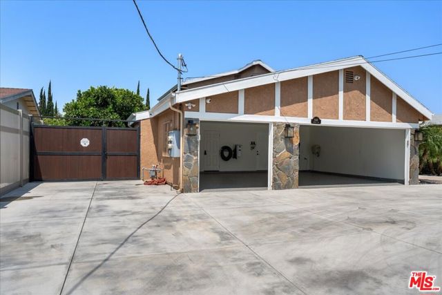 6443 Matilija Avenue, Van Nuys CA: https://media.crmls.org/mediaz/54a5ca75-aae7-4fa5-bea6-51e8fb41851b.jpg