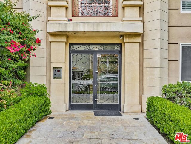320 S Willaman Drive, Los Angeles CA: https://media.crmls.org/mediaz/54a6f596-d109-466c-b88c-f10993520b14.jpg