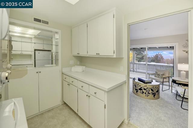 2900 Tice Creek Dr, Walnut Creek CA: https://media.crmls.org/mediaz/54a70b83-8b54-4ebd-b562-b97bff660095.jpg