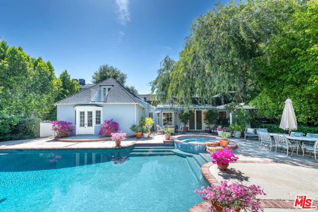 4722 Noeline Avenue, Encino CA: https://media.crmls.org/mediaz/54a7880f-8c2d-4d41-b45d-149176584abb.jpg