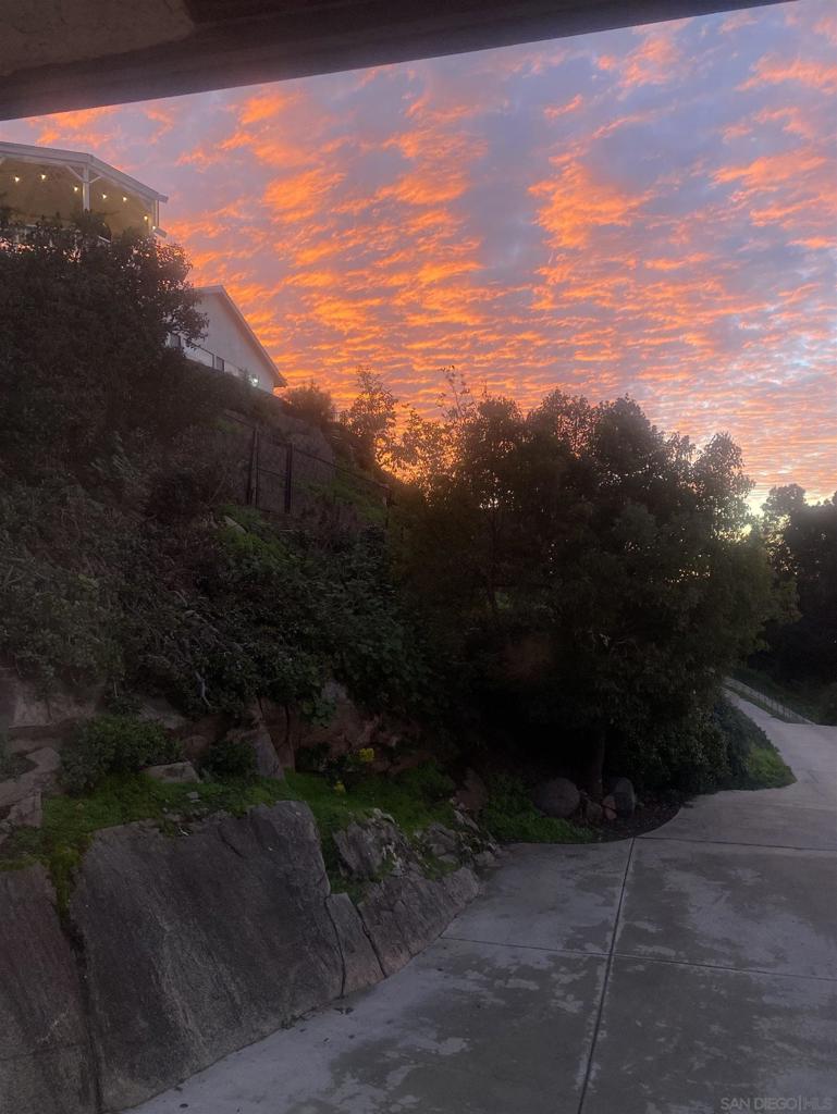 https://media.crmls.org/mediaz/54a91669-c941-48bd-a63c-a6604230a999.jpg?preset=X-Large