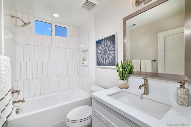 571 N Vulcan Ave, Encinitas CA: https://media.crmls.org/mediaz/54a9a93b-6294-4501-8a8e-fb80cd6cab8a.jpg