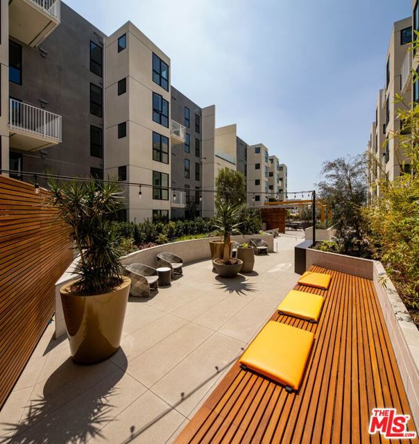 1101 N Main Street, Los Angeles CA: https://media.crmls.org/mediaz/54aa68a1-9912-41c3-a925-5706036aa4cb.jpg