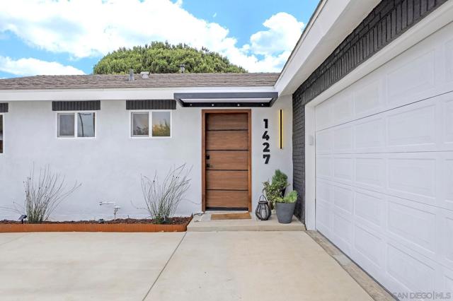 1427 Signal Ave, San Diego CA: https://media.crmls.org/mediaz/54aafe4a-257b-4c3c-8f42-b912a39fc4f1.jpg