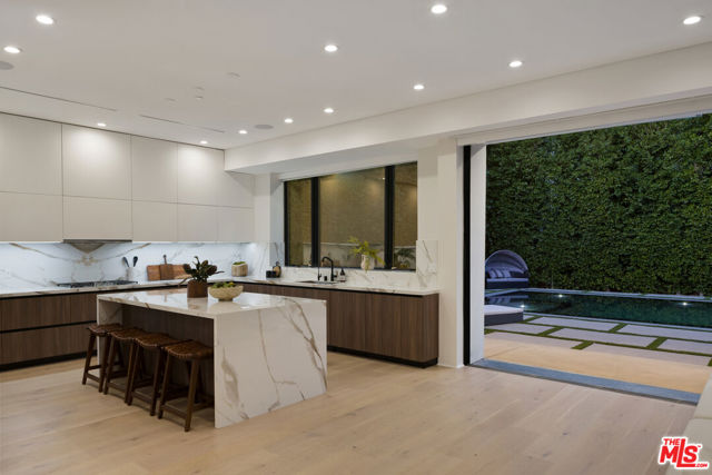 4128 Vantage Avenue, Studio City CA: https://media.crmls.org/mediaz/54ab2e1f-c028-46ff-aa4e-7696e24a731c.jpg