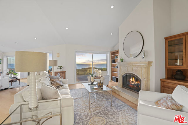 29821 Pacific Coast Highway, Malibu CA: https://media.crmls.org/mediaz/54ad4f27-0b2f-4bf2-97ac-e243edbaa19c.jpg