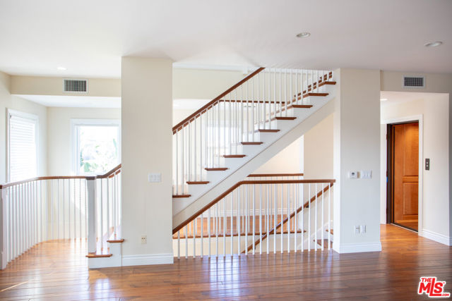 702 Pacific Ave., Venice CA: https://media.crmls.org/mediaz/54add546-9536-48ce-9f58-c5bae26836e8.jpg