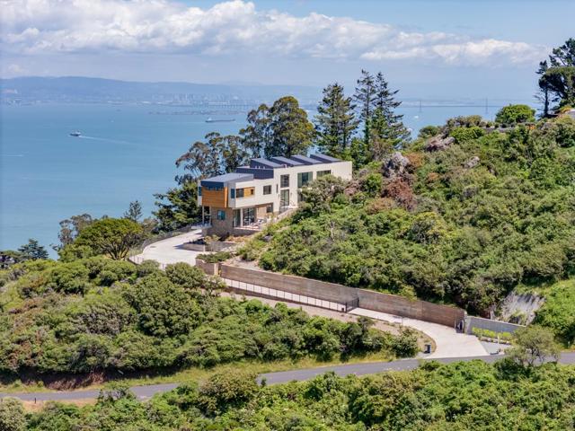 3 Wolfback Ridge Road, Sausalito CA: https://media.crmls.org/mediaz/54ae39b6-5f57-4b89-8cf9-2b790d47fa6b.jpg