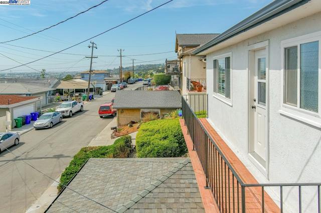 16560 Russell Ct, San Leandro CA: https://media.crmls.org/mediaz/54ae8d23-2228-4a27-9664-70afb0cc8a9d.jpg