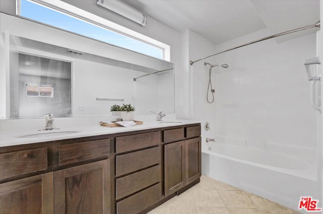 2279 Santa Ana Boulevard, Los Angeles CA: https://media.crmls.org/mediaz/54aedfc7-87b2-4961-b4ce-becb7e8b085b.jpg