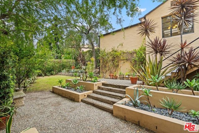 4310 Cedarhurst Circle, Los Angeles CA: https://media.crmls.org/mediaz/54af06ee-21ba-4d03-84a0-b68868f8592b.jpg