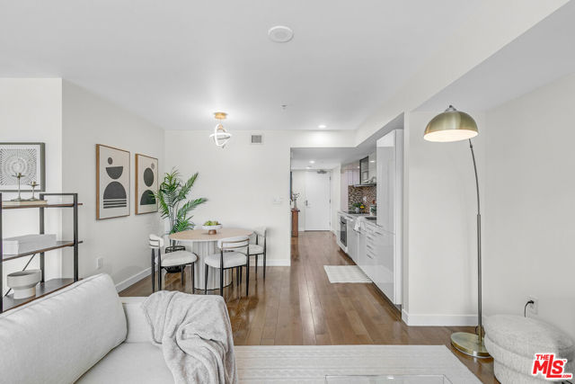 901 S Flower Street, Los Angeles CA: https://media.crmls.org/mediaz/54b08051-de8c-471e-9630-deff2fd72755.jpg