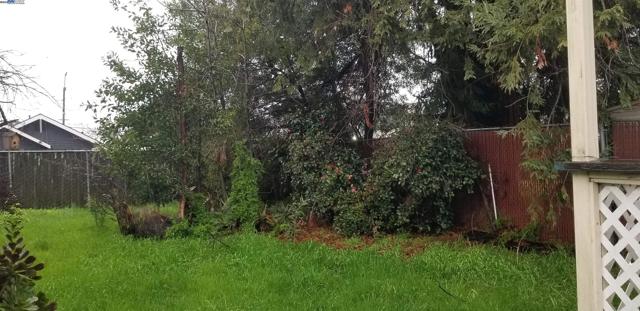 6939 Fresno St, Oakland CA: https://media.crmls.org/mediaz/54b28bb5-5786-49f7-b5d1-4dedbeada5a9.jpg