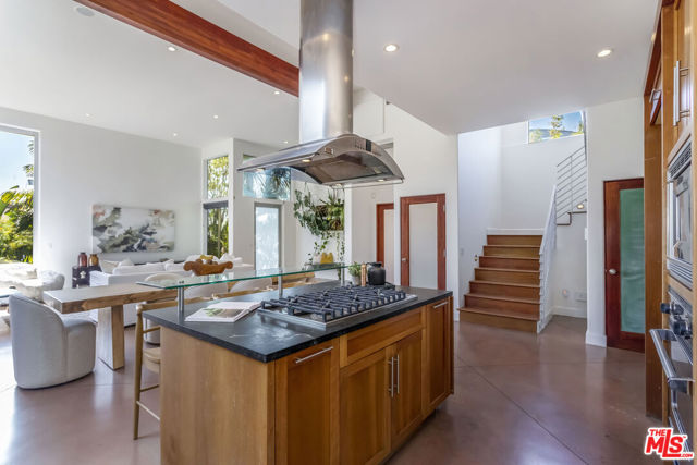 2336 Boone Avenue, Venice CA: https://media.crmls.org/mediaz/54b2c720-db4c-4e4f-b8bb-2dc57f941278.jpg