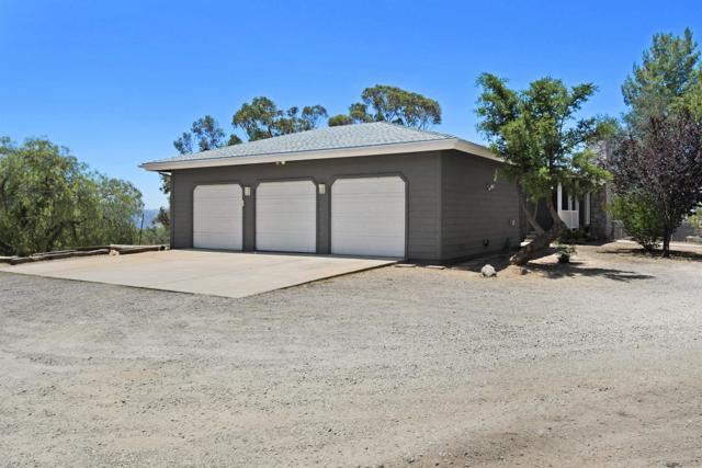 3165 Torreon Dr, Alpine CA: https://media.crmls.org/mediaz/54b379ac-802a-47a1-8803-963a98856041.jpg