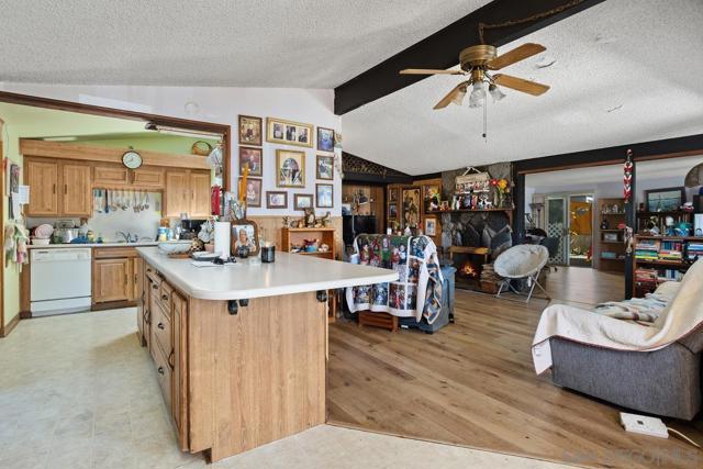 252 Santa Clara Dr, Vista CA: https://media.crmls.org/mediaz/54b4662d-4743-4d2d-805d-03a631f9e4d9.jpg