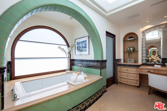703 Walden Drive, Beverly Hills CA: https://media.crmls.org/mediaz/54b4b3d4-1ea7-4052-8ca4-9bb11428099c.jpg