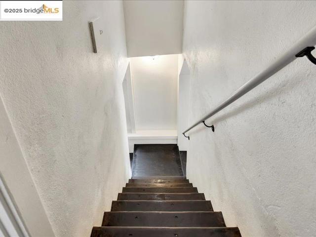 4211 Market St, Oakland CA: https://media.crmls.org/mediaz/54b5c790-96a5-411f-80f0-ccafbe3e95cc.jpg