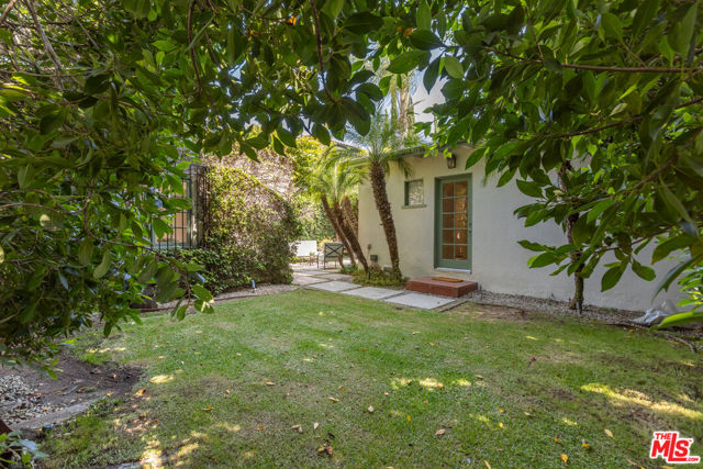 7361 Oakwood Avenue, Los Angeles CA: https://media.crmls.org/mediaz/54b5e655-7dd0-42cb-a929-b384a042fe67.jpg