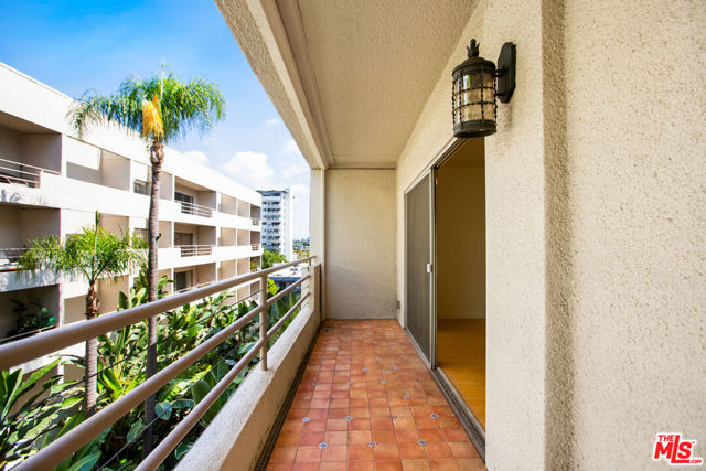 1131 Alta Loma Road, West Hollywood CA: https://media.crmls.org/mediaz/54b61c46-61b9-4d73-94de-5126b367daf2.jpg
