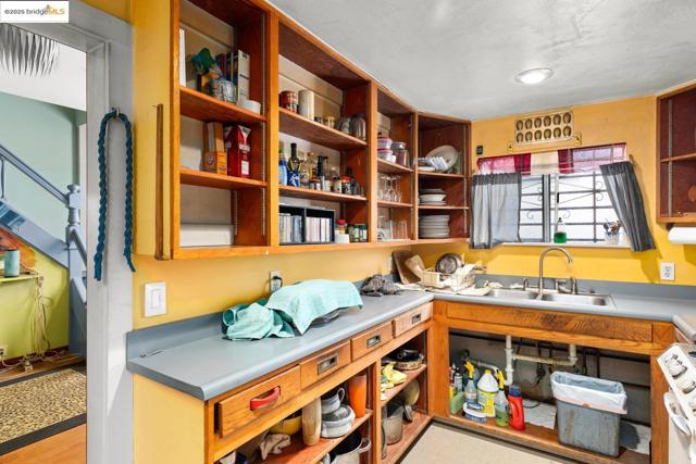 2331 San Pablo Ave, Berkeley CA: https://media.crmls.org/mediaz/54b62abb-f178-4a3d-a58c-3df611ad367d.jpg