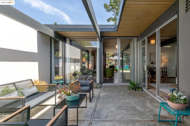 8156 Coach Dr, Oakland CA: https://media.crmls.org/mediaz/54b65440-9091-4b1d-be08-3aa5989d11b0.jpg