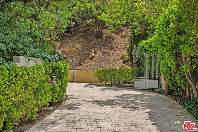 16980 Escalon Drive, Encino CA: https://media.crmls.org/mediaz/54b66c82-da58-4604-a046-b51caeacba69.jpg
