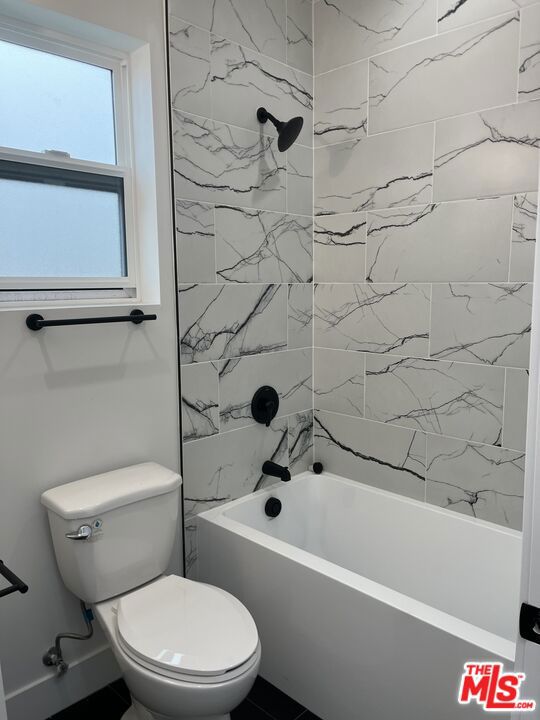 212 E 29th Street, Los Angeles CA: https://media.crmls.org/mediaz/54b676bc-b296-4635-a4a3-005707ce14fd.jpg