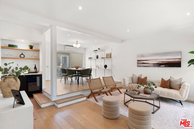 28 Village, Santa Monica CA: https://media.crmls.org/mediaz/54b75bd9-cdf4-4d6a-a79b-6cacbda54e99.jpg