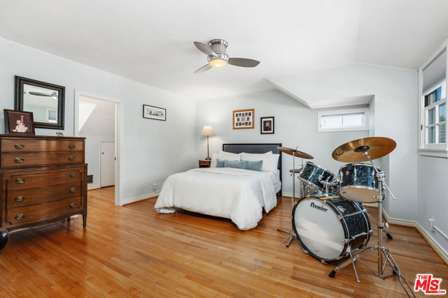 10574 Holman Avenue, Los Angeles CA: https://media.crmls.org/mediaz/54b98fe3-e526-456c-b9ac-eb5be99d75d7.jpg