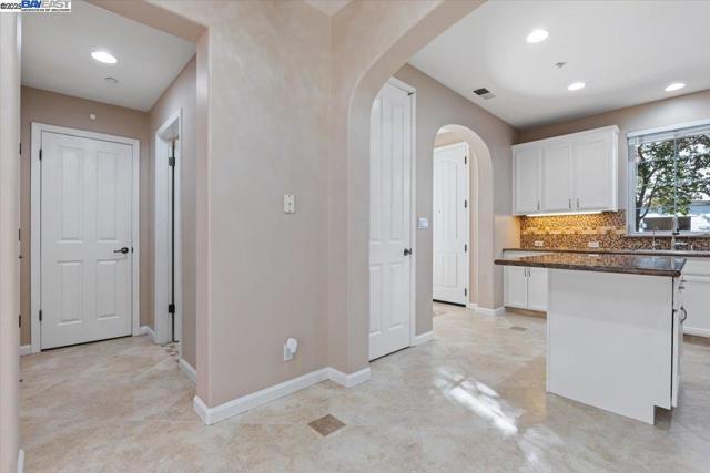 9752 Belladonna Dr, San Ramon CA: https://media.crmls.org/mediaz/54bb20b3-655a-453c-b3ab-54e7068f0699.jpg