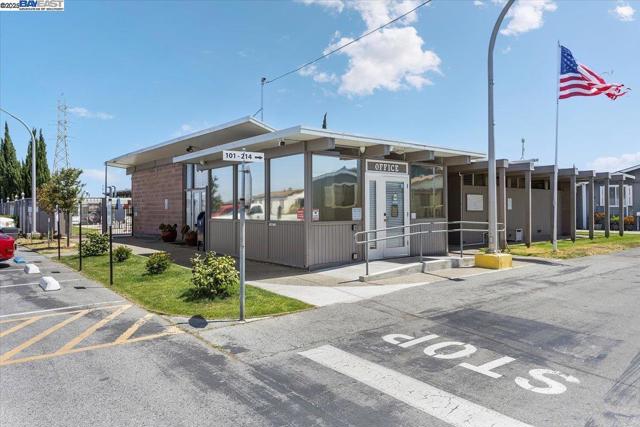 3015 E Bayshore Road #423, Redwood City CA: https://media.crmls.org/mediaz/54bb94e0-8263-4121-bded-1b195f4991d7.jpg
