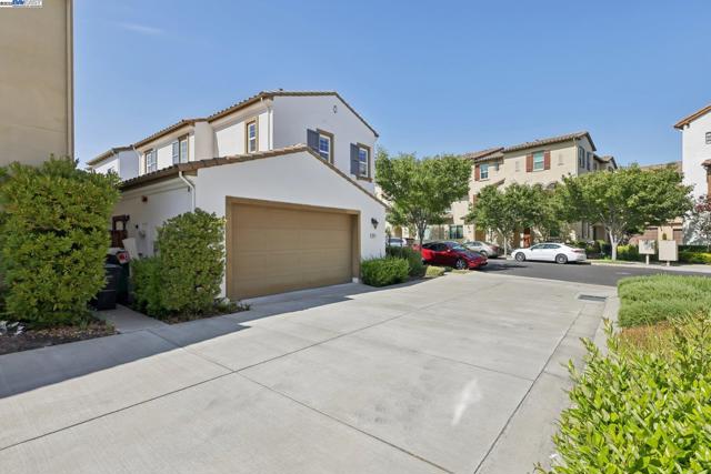 5010 Barrenstar Way, San Ramon CA: https://media.crmls.org/mediaz/54bba698-7ec3-4af4-b074-675e9ddea9c5.jpg