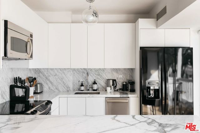 999 N Doheny Drive, West Hollywood CA: https://media.crmls.org/mediaz/54bbef29-861f-4d47-8e57-ca45f0aa710f.jpg