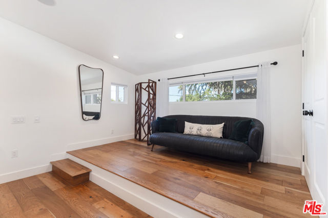 5433 Tampa Avenue, Tarzana CA: https://media.crmls.org/mediaz/54bc4f11-0afa-4cac-8af1-ff33197bed1d.jpg