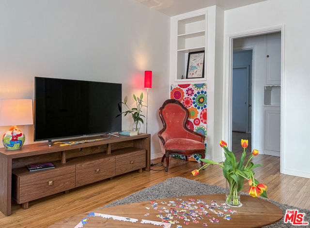 10739 Jefferson Boulevard, Culver City CA: https://media.crmls.org/mediaz/54bc6bcd-b315-4fc4-967f-72f7f85944e3.jpg