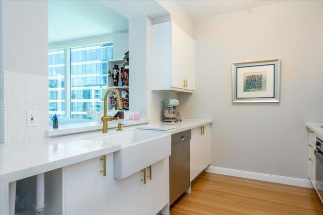 425 1st Street, San Francisco CA: https://media.crmls.org/mediaz/54bc8255-e2ea-4878-93c4-3e8a8d2b727e.jpg
