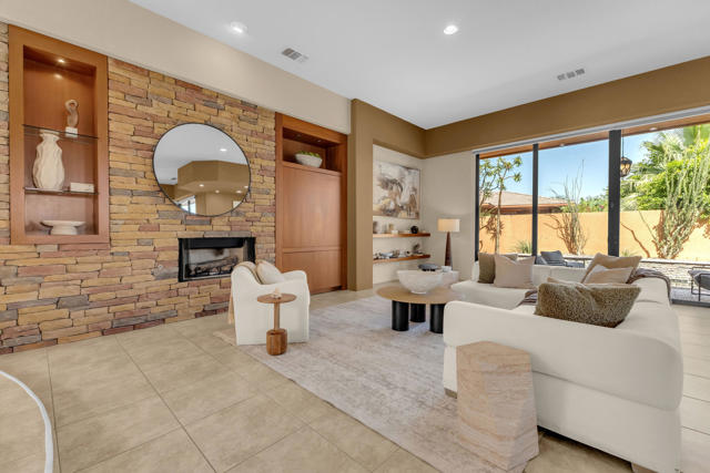 50050 Camino Privado, La Quinta CA: https://media.crmls.org/mediaz/54bc923f-cff0-4528-adbd-af9954154afd.jpg