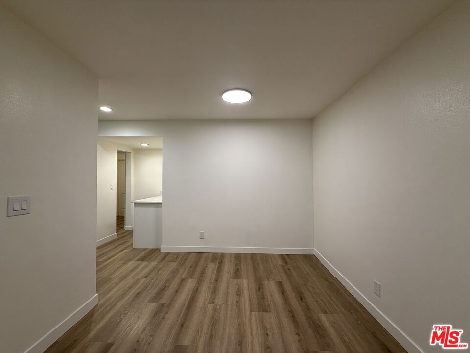https://media.crmls.org/mediaz/54bcd0ec-5b83-462d-94b3-62b337b27511.jpg?preset=X-Large
