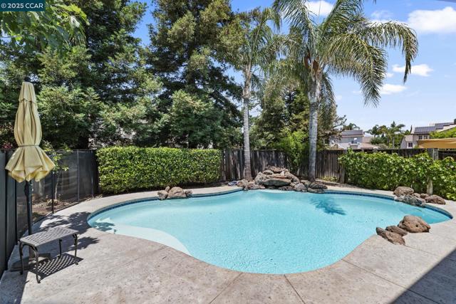 631 Summerwood Dr, Brentwood CA: https://media.crmls.org/mediaz/54bd1492-5c15-4997-9351-5418ce62b935.jpg