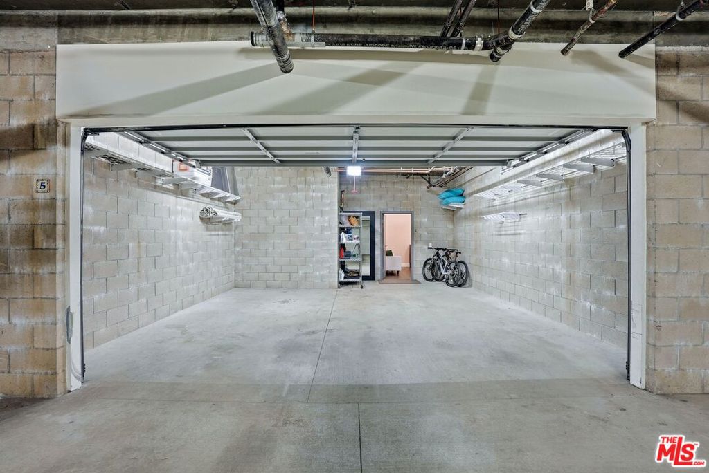 https://media.crmls.org/mediaz/54bd2c56-4d1e-40ad-9362-d12f259fb370.jpg?preset=X-Large